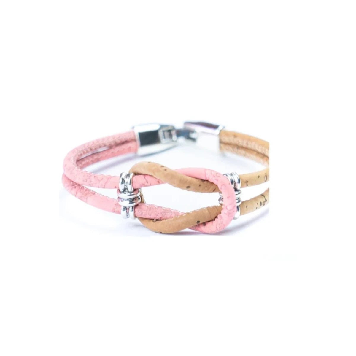 Meninas Bonitas Cork Knot Design Handmade Bracelet 17x2cm – detail – close-up of the pink cork cord braided with a natural cork cord into a central knot.