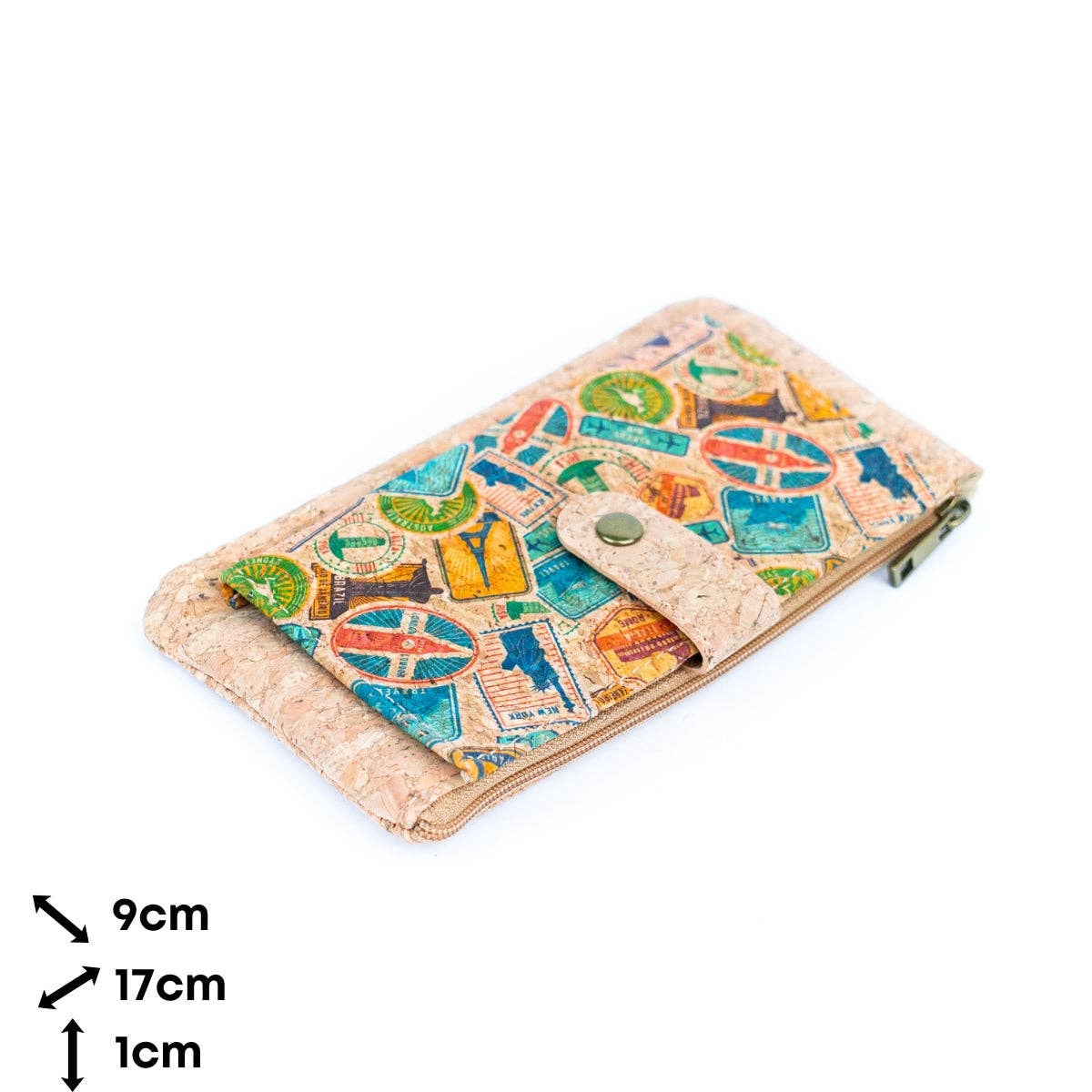 Meninas Bonitas Cork "Travel Impressions" Slim Wallet 17x9cm – detail – close-up of the cork snap closure and technical dimensions 17x9x1cm.
